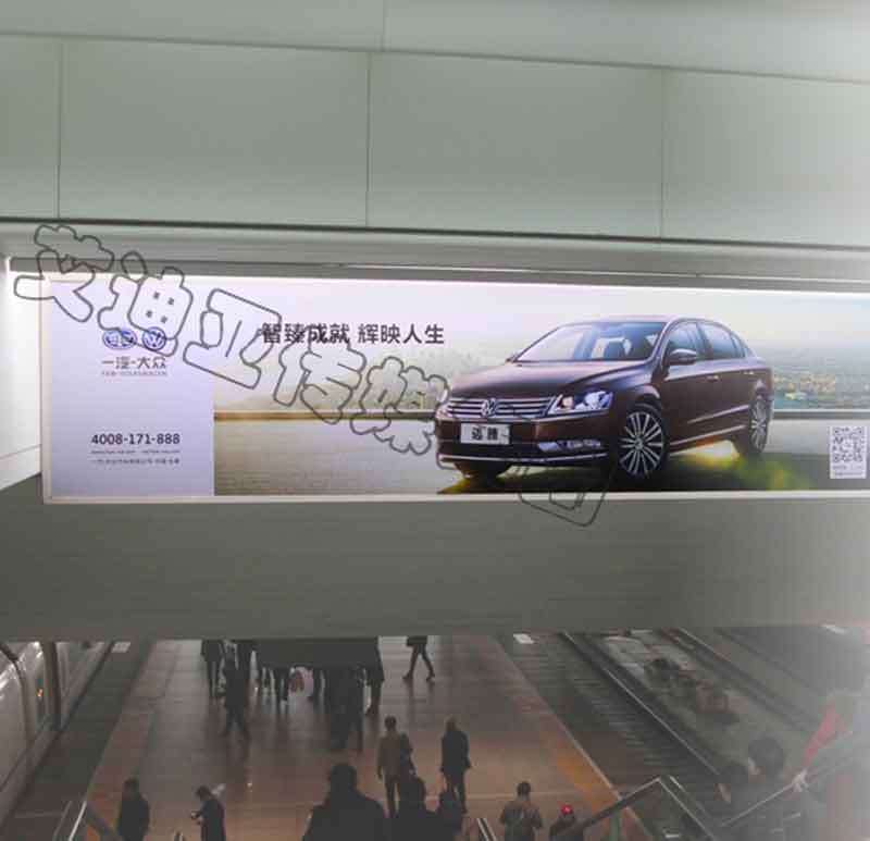 北京南站高铁站出发楣头看板广告实景案例