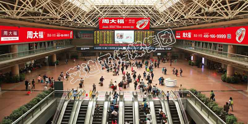 北京西站进站大厅二层三面翻广告