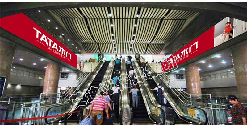 北京西站南进站大厅扶梯两侧灯箱广告位