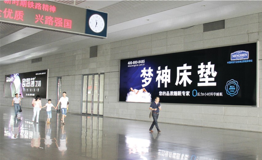 上海虹桥站站台层墙面灯箱广告