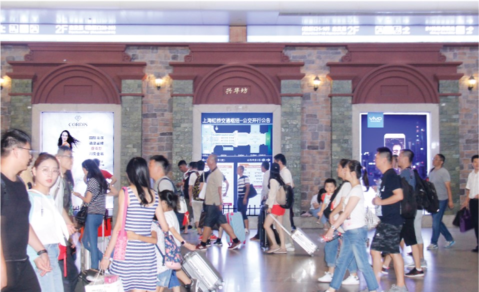 上海虹桥站商业区文化墙灯箱