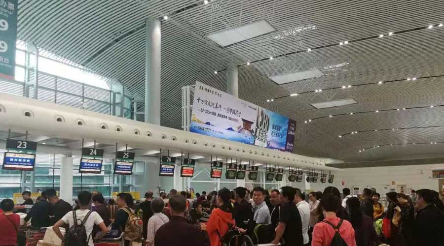 揭阳潮汕机场出发大厅灯箱广告